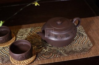 《大口壺》宜興紫砂壺助理工藝美術師手工刻繪茶壺茶具紫泥 《大口壺》宜興紫砂壺助理工藝美術師手工刻繪茶壺茶具紫泥