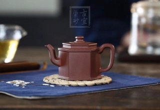 《小六方納?！? title=