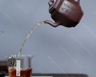 泉眼無聲惜細流，樹蔭照水愛晴柔。