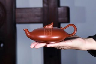 《靈鳥(niǎo)》宜興紫砂壺實(shí)力派名家純手工茶壺大紅袍 《靈鳥(niǎo)》宜興紫砂壺實(shí)力派名家純手工茶壺大紅袍