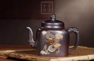 《柴燒龍騰盛世》宜興紫砂壺宮燈高級工藝美術師手工黃龍山底槽青壺家用高級工藝美術師茶壺套裝精品 《柴燒龍騰盛世》宜興紫砂壺宮燈高級工藝美術師手工黃龍山底槽青壺家用高級工藝美術師茶壺套裝精品