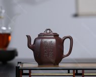 泉眼無聲惜細流，樹蔭照水愛晴柔。